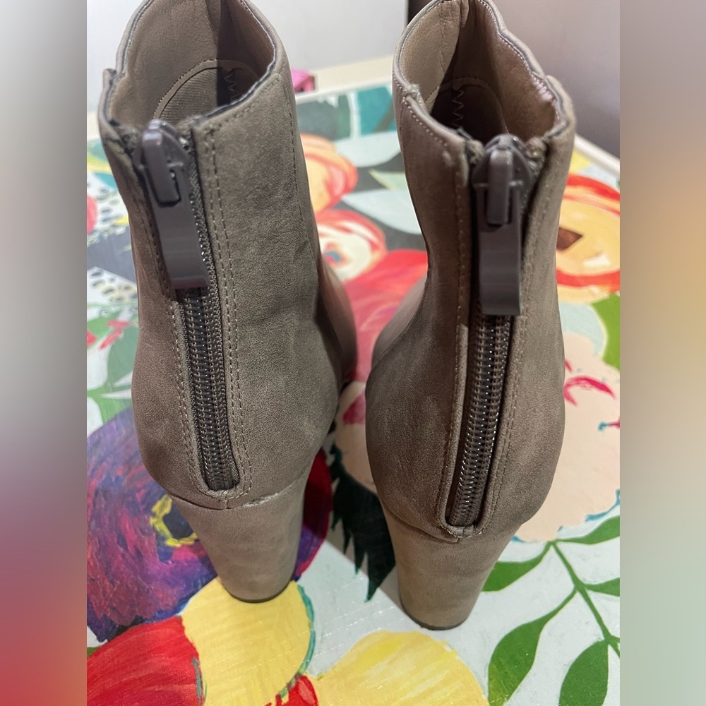 Glaze Taupe 3 1/4” heel boots Size 10 Worn Once - Picture 4 of 7